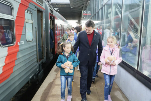 Губернатор Андрей Воробьев встретил детей-сирот из ДНР