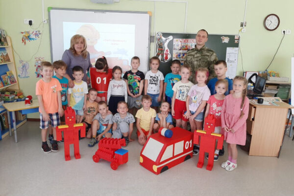 Офицер Росгвардии провёл занятие по пожарной безопасности с воспитанниками детского сада.
