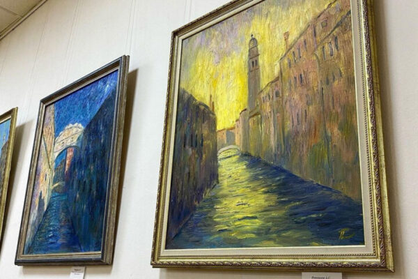 В художественной галерее Центральной Городской библиотеки им. И. Ф. Горбунова открыта выставка «Вне времени».