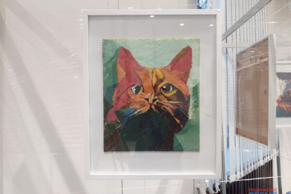 В Правдинском открылась выставка картин с кошками